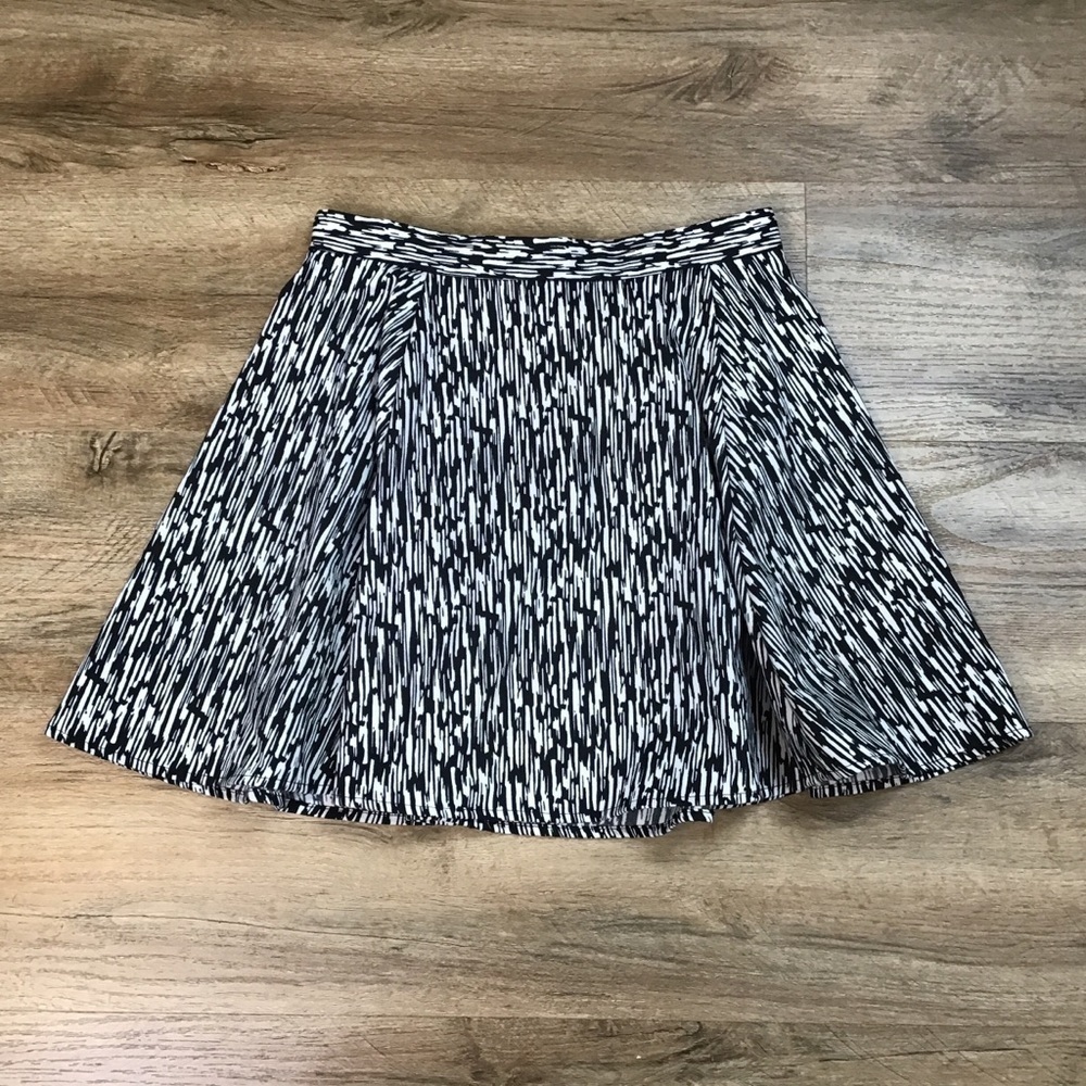Divided Skirt Size 4 Mini Circle Abstract Stripe Pattern Line Design Black White